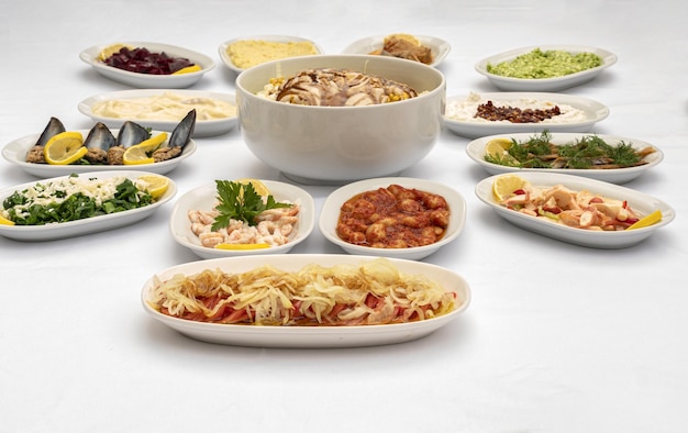 Príprava stola s pokrmami